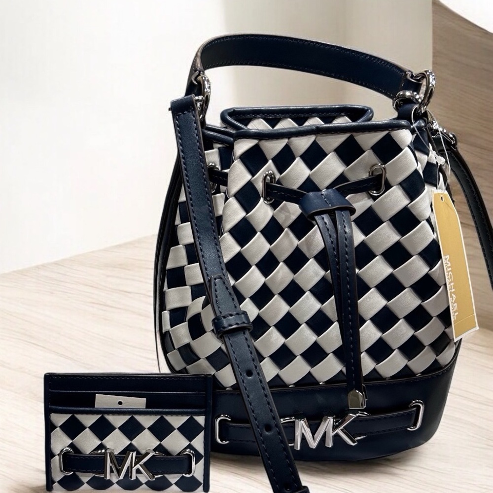 New Michael Kors Reed MD Bucket Shoulder Messenger Bag w/ Cardholder. Navy Multi